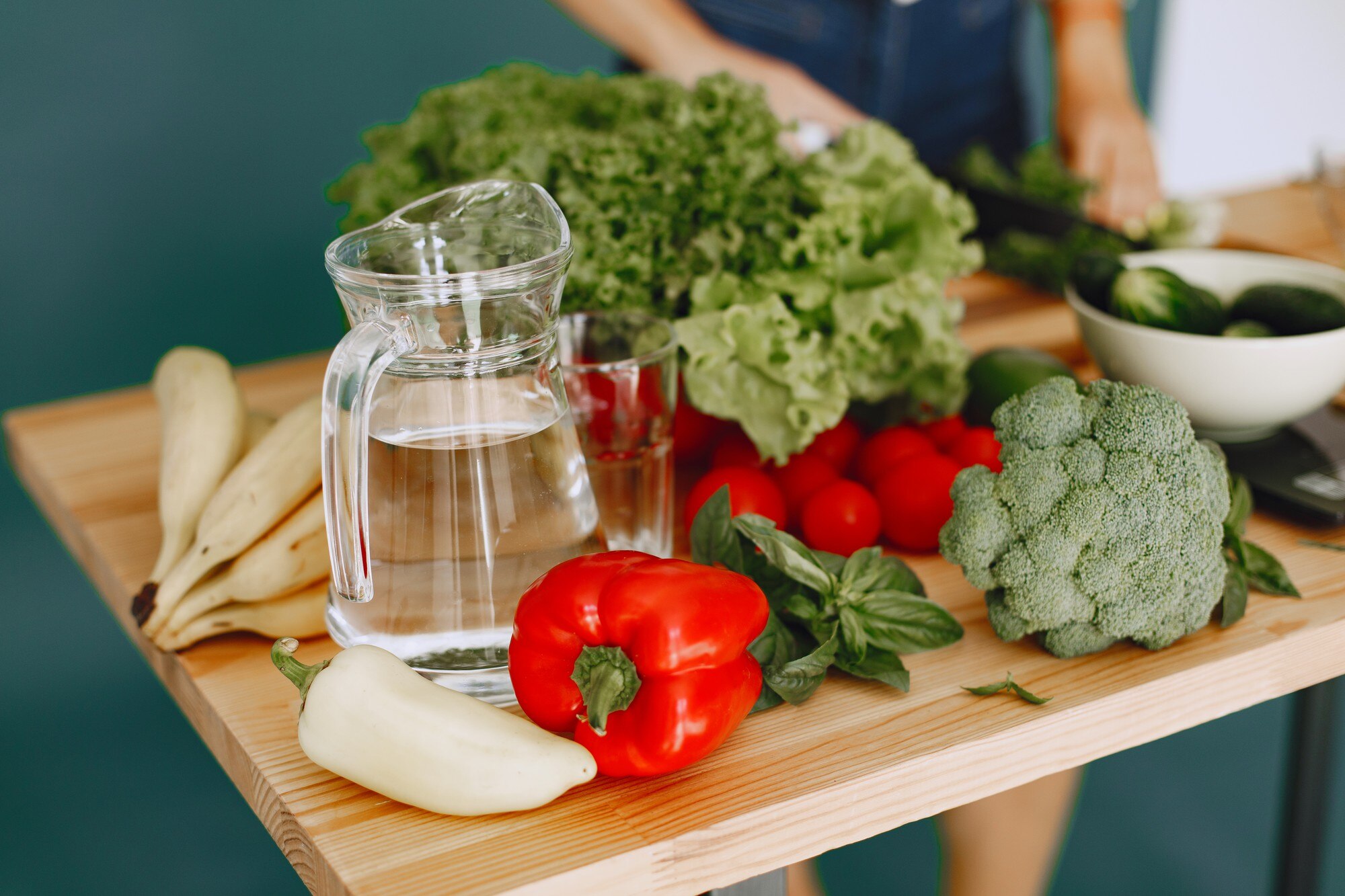 Mesa con agua y alimentos variados